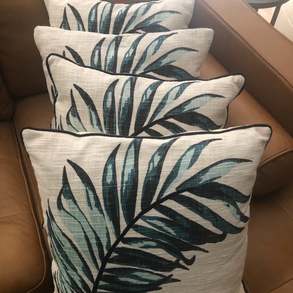 EUC Allen & Roth 100% Cotton 18”’x 18” Palm Leaf Decorative Pillows - Set of 2 - Picture 3 of 6